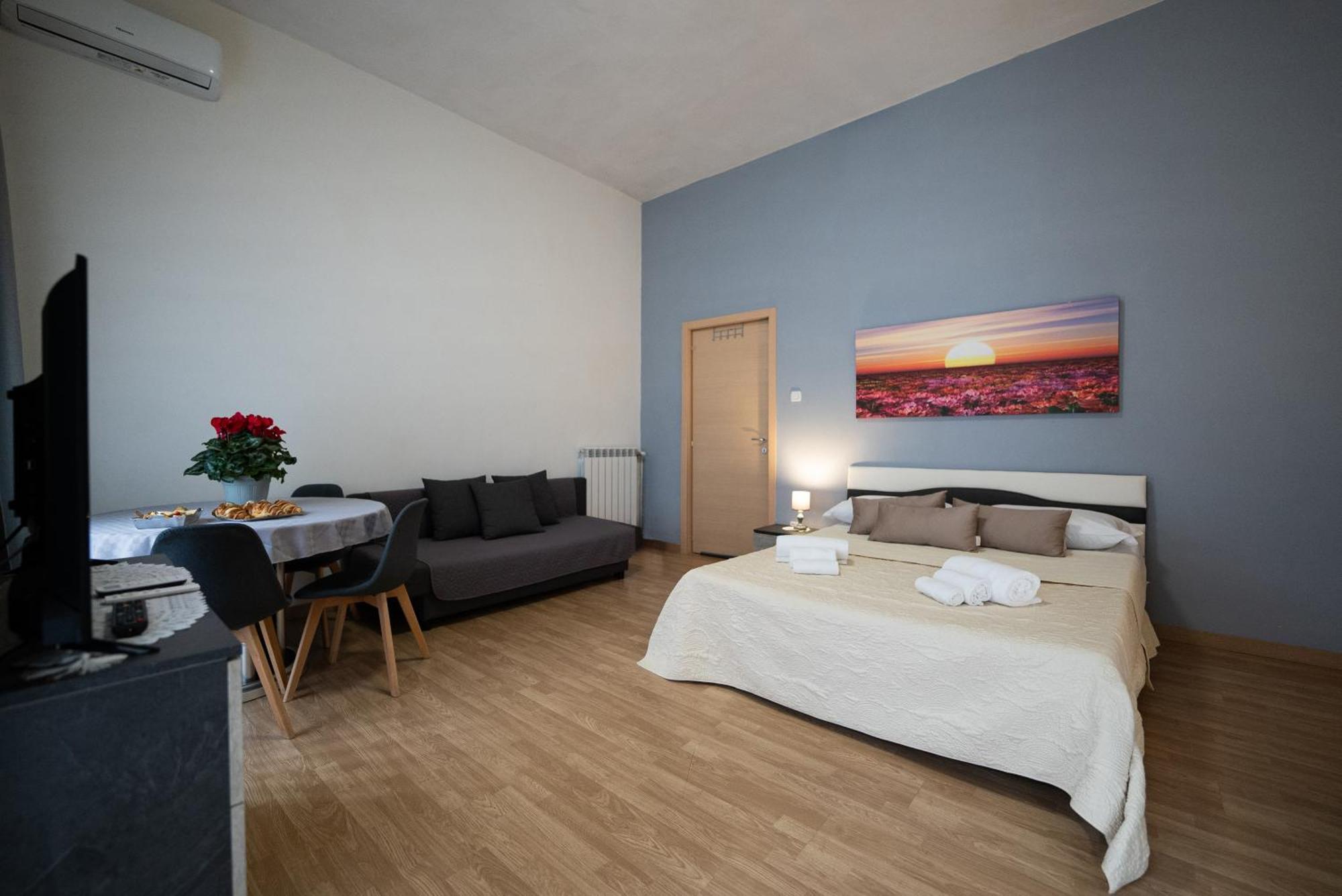 Home Josephine, A Due Passi Dalla Reggia Caserta Luaran gambar